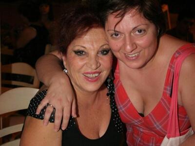 Τα κορίτσια με τα Μαύρα απέναντι απο το ...