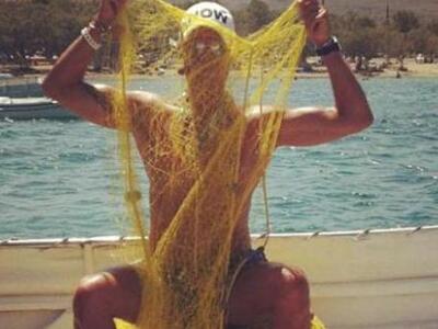 Ο Λάκης Γαβαλάς το "έριξε" στο...