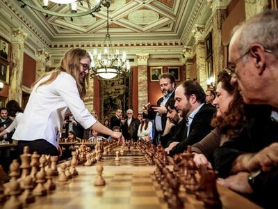 Στη Βουλή παίζουν σκάκι με τις πρωταθλήτ...