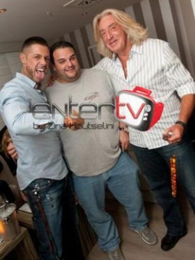 Ο Νίκος, ο Τόνυ και ο Γιάννης ο θεός λίγ...