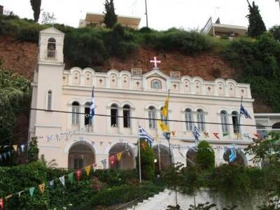 Γιορτάζει η Παναγία η Τρυπητή στο Αίγιο ...