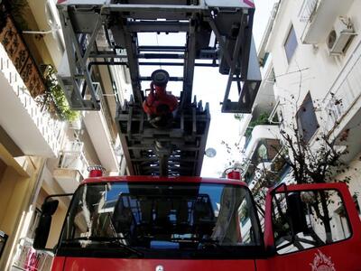 Πάτρα: Τζαμαρία αποκολλήθηκε λόγω των αν...