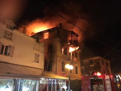 Κέρκυρα: Σκηνές πανικού σε φλεγόμενο κτί...