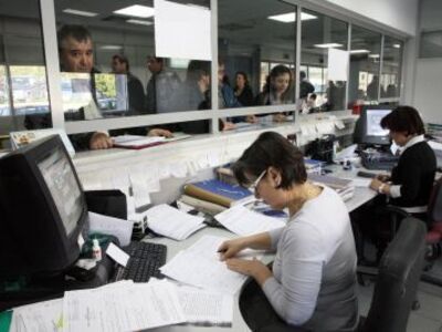 Απεργούν εφοριακοί και τελωνειακοί