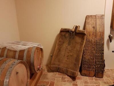 Το κελλάρι με τα βαρέλια του κρασιού