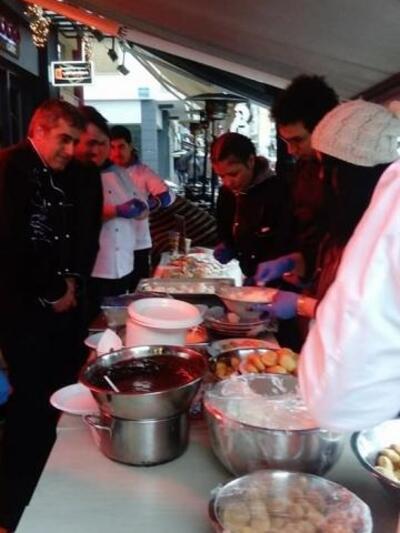 Σπουδαστές Μαγειρικής ετοιμάζουν Χριστου...