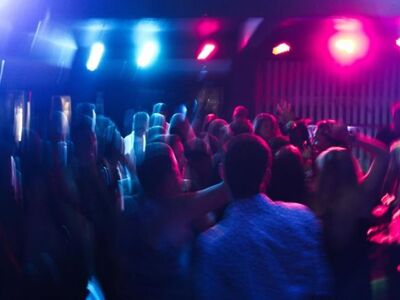 Έτσι στήνονται τα "κορωνοπάρτι&quot...