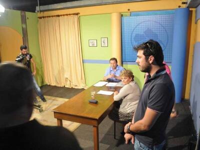 Eισέβαλαν σε τηλεοπτική συνέντευξη και π...