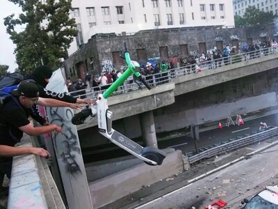 Λος Άντζελες: Διαδηλωτές καίνε αυτοκίνητ...