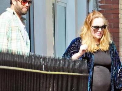 Οι παπαράτσι πέτυχαν την Adele με την κο...