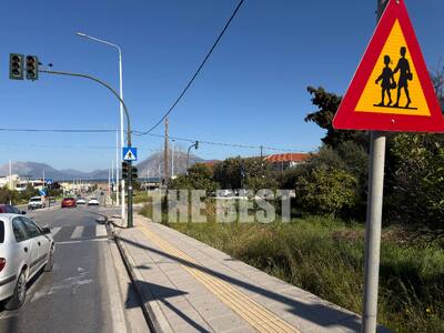 Εκτός λειτουργίας, φανάρια δίπλα σε σχολ...