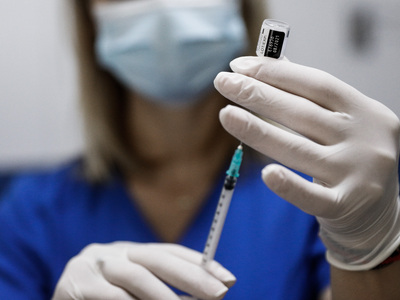 Ελεύθερη η 81χρονη που πήρε φιαλίδιο της Pfizer