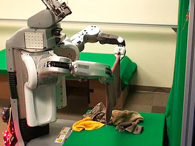 Ρομπότ τυλίγει πετσέτες - Δείτε το βίντεο