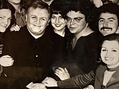 Ο Σταμάτης Κραουνάκης σε νεαρή ηλικία πλ...