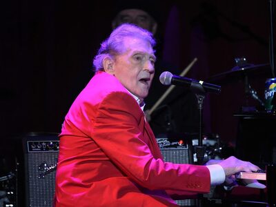 «Πέθαναν» τον Τζέρι Λι Λιούις: Θύμα fake...