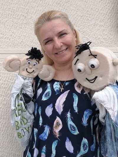 Η Ευθυμία Μυλωνά με τις δύο κούκλες που ...