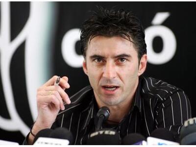 Ο άνθρωπος που σήκωσε την κούπα το 2004 ...