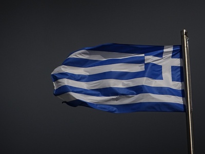 Ομογενής ανέβασε την ελληνική σημαία σε ...