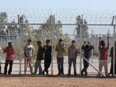 Eιδικός φρουρός χτύπησε μετανάστη και τέ...