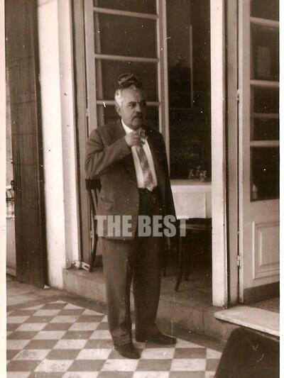 Ο Σπύρος Ευαγγελάτος έξω από το εστιατόρ...