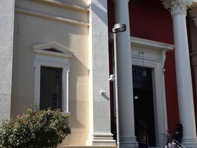 Πάτρα: Έσπασε το τζάμι πόρτας των δικαστ...