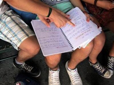 Με το στυλό και την ταυτότητα σφιχτά στο...