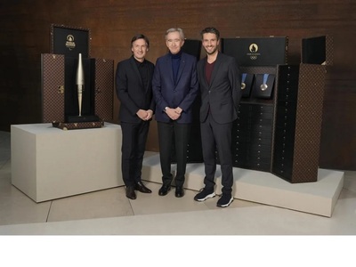 Pietro Beccari και Bernard Arnault  με τ...