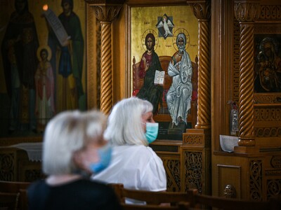 Αντιεμβολιαστής ιερέας έδιωξε πιστούς απ...