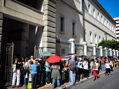 Ουρές έξω από το Θέατρο Τέχνης για ένα ε...