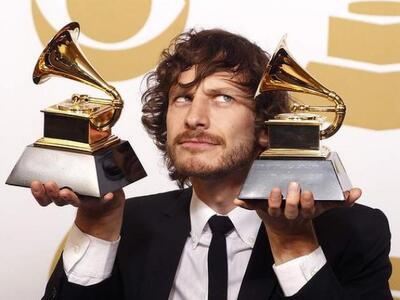 O Αυστραλός Cotye με τα Γκράμμυ του ανά χείρας.