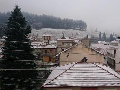 Συνεργεία της ΔΕΗ "παλεύουν" μ...