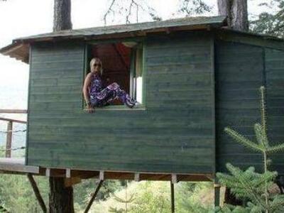 Κι όμως η Στέλλα ζει σε... δεντρόσπιτο!