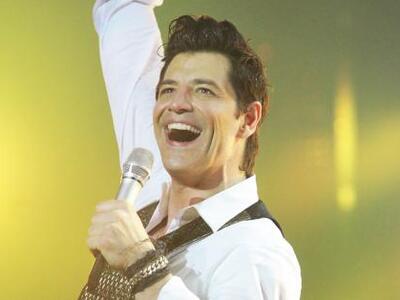 O Σάκης Ρουβάς παρουσιάζει το νέο video ...