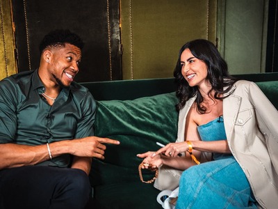 Ο Γιάννης Αντετοκούνμπο βιντεοσκοπείται ...