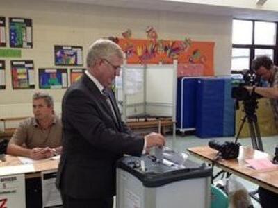 Μέλη της Χρυσής Αυγής εισέβαλαν σε ψητοπ...