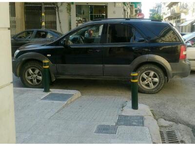 Πάτρα: Ο οδηγός που πάρκαρε μπροστά σε ρ...