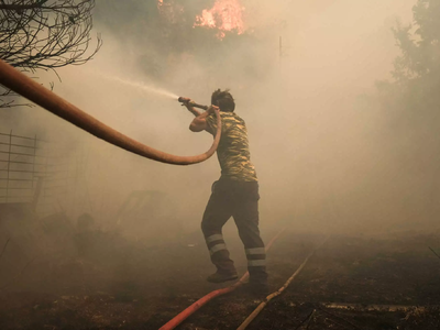 Φωτιά στην Αττική: Μάχη με συνεχείς αναζ...