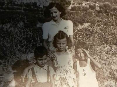 Στο Αίγιο πέρασε τα πρώτα καλοκαίρια της ζωής της/Αρχείο οικογένειας Καζάκου