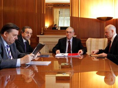 Με την πλάτη στον τοίχο οι τρεις πολιτικ...