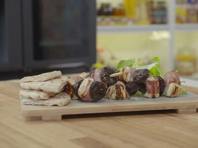 Λαχταριστά mini σουβλάκια κοτομπέικον γι...