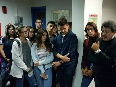 O ποιητής συνομιλεί με τους μαθητές.