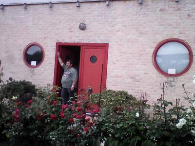 Ο Σπύρος Κούτουλας στην είσοδο της ποτοποιίας