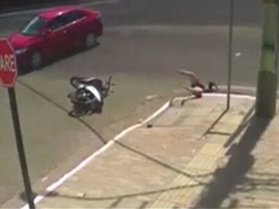 Συγκλονιστικό τροχαίο: Αυτοκίνητο συγκρο...