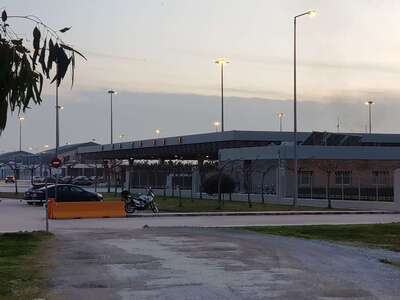 Φωτογραφία από την Ασφάλεια του Λιμεναρχείου της Πάτρας όπου κρατείται η μητέρα