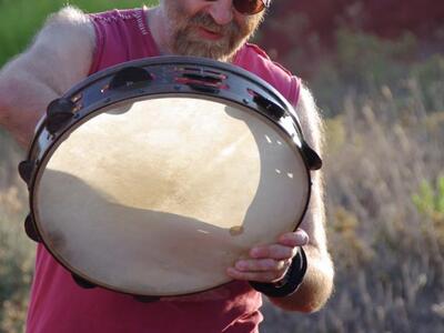 Προετοιμάζοντας το ταμπούρλο, φωτ. Βάγια...