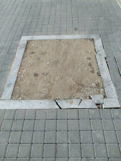 Πάτρα: Ποιος θα πληρώσει για τις ζημιές στον πεζόδρομο της Μαιζώνος; Πριν εβδομάδες παραδόθηκε και... καταρρέει! Δείτε φωτό Πάτρα: Ποιος θα πληρώσει για τις ζημιές στον πεζόδρομο της Μαιζώνος; Πριν εβδομάδες παραδόθηκε και... καταρρέει! Δείτε φωτό