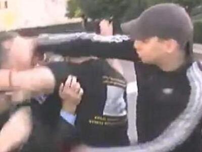 Αυτός είναι ο άνδρας που έριξε γροθιά στ...