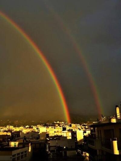 H εντυπωσιακή απεικόνιση του διπλού ουρά...