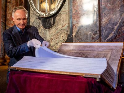 Την Πράγα, σκηνικό του νέου του βιβλίου,...