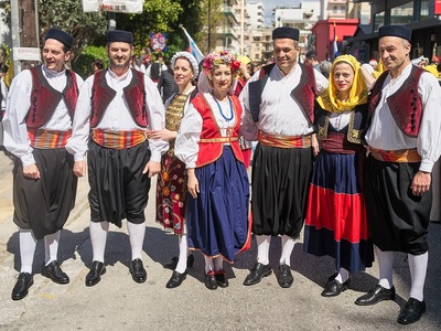 Με βράκα Αιγαίου διακρίνονται από δεξιά ...